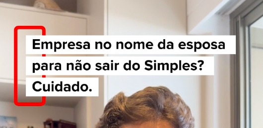 Headline aplicada sobre o vídeo, no topo do quadro
